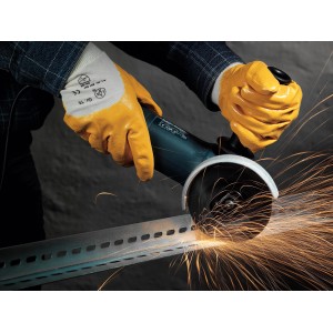 Hände mit LUX Allroundhandschuhen Comfort Gr. 7 beim Schleifen von Metall.