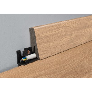Sockelleiste Binyl Pro Major Oak Mittel, 18x58x2600 mm, mit Kabelkanal.
