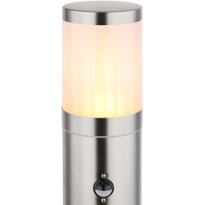 Silberne Globo Außenleuchte, 1-flammig, mit Sensor. Wegeleuchte für den Garten.