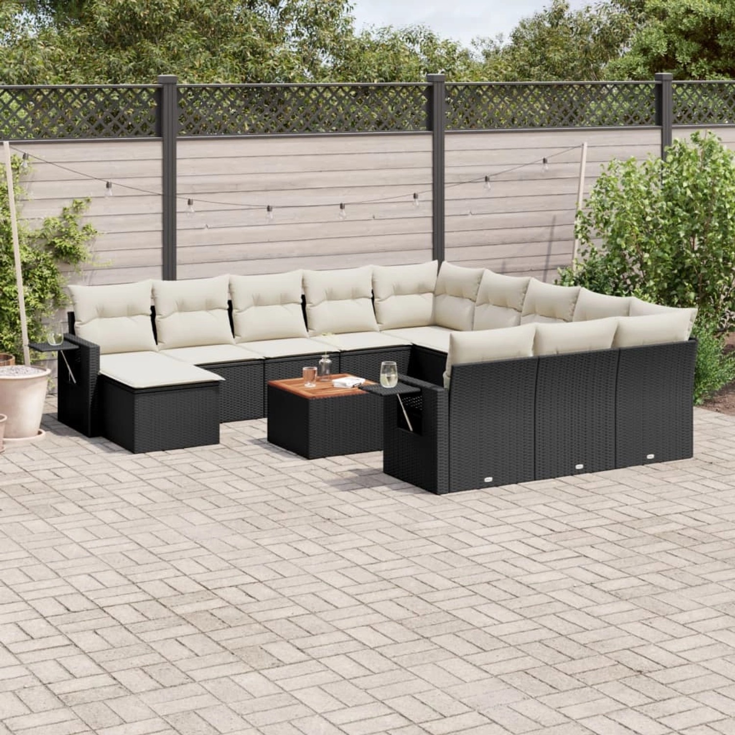 Schwarze vidaXL Garten-Sofagarnitur (13-tlg) aus Poly Rattan mit cremefarbenen Kissen.