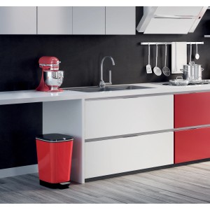 Roter Tritt-Abfalleimer Chic M (25 l) in moderner Küche. Mülleimer mit Fußpedal und schwarzem Deckel.