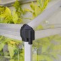 Detailaufnahme: Silbernes Palram Canopia Minigewächshaus Lean To, Ecke mit Pflanzen.