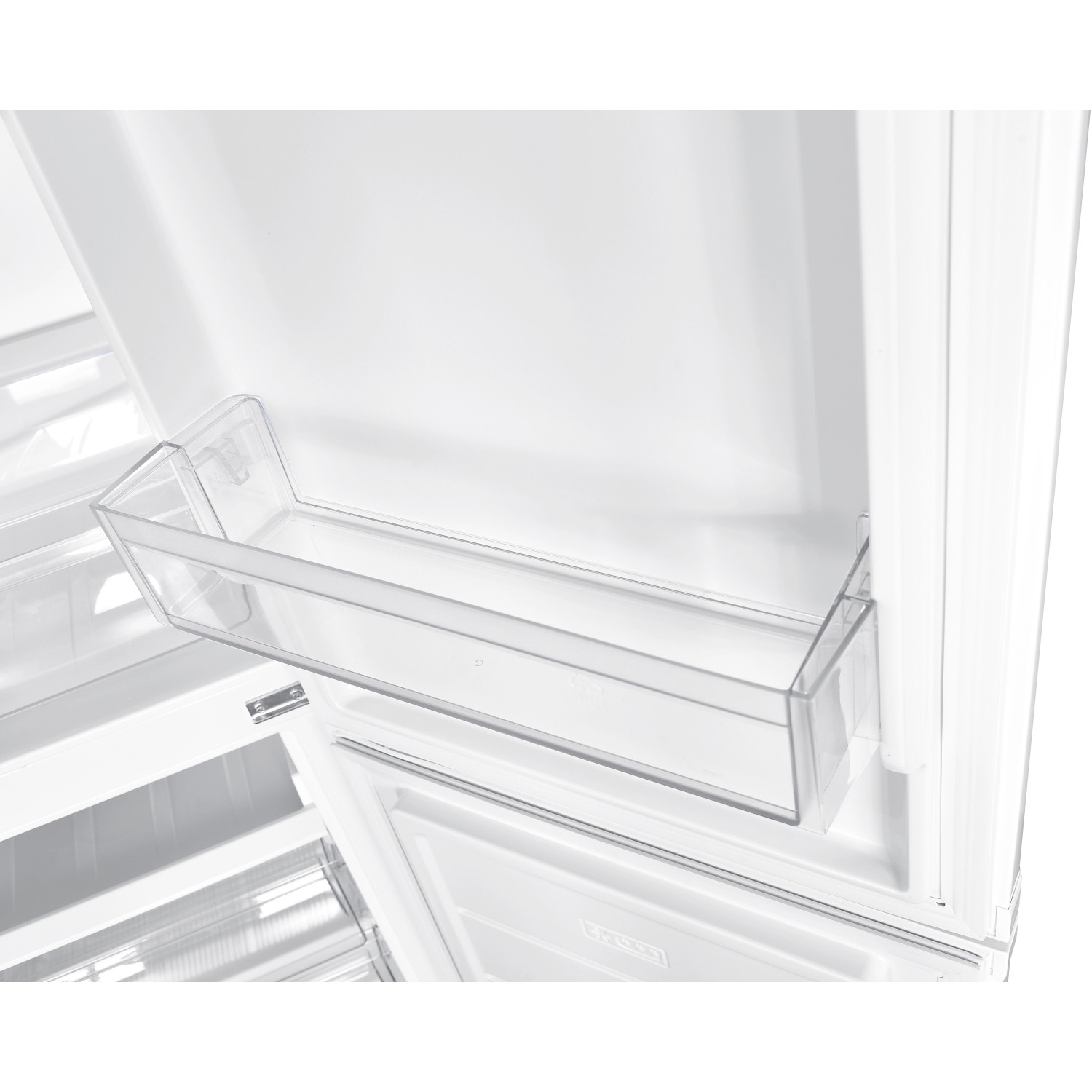 Detailaufnahme: Türablage der PKM Kühl-Gefrierkombination KG240EW, weiße Innenausstattung.