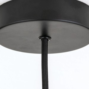 Schwarze Orion Lightstyle Kabeldurchführung (Ø 8mm) an einer Lampe.