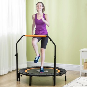 HOMCOM Fitness-Trampolin mit Haltegriff, schwarz und orange. Frau beim Training.