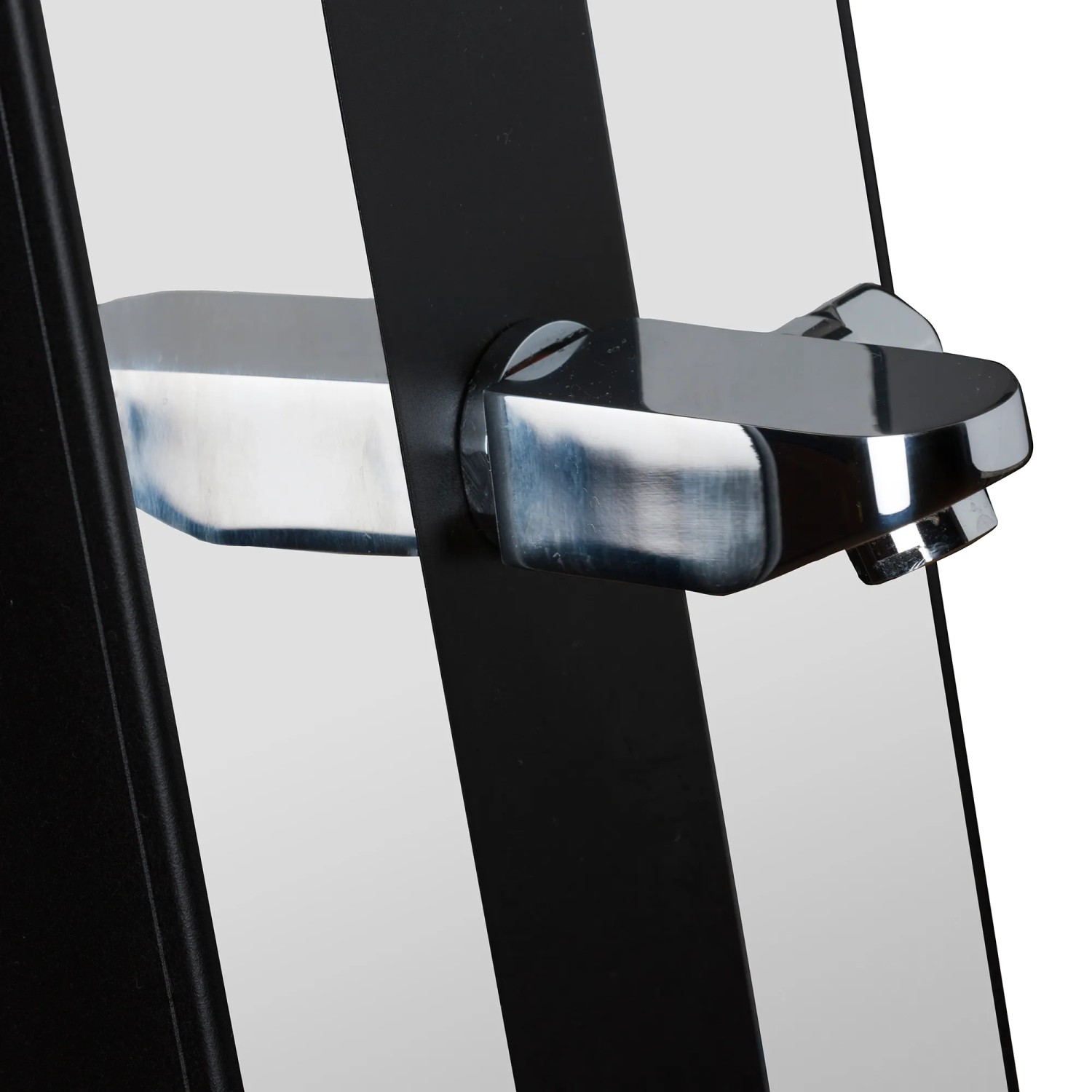 Detailaufnahme: Verchromter Wasserhahn der Gre Aluminium Solardusche Luxe 38 l.