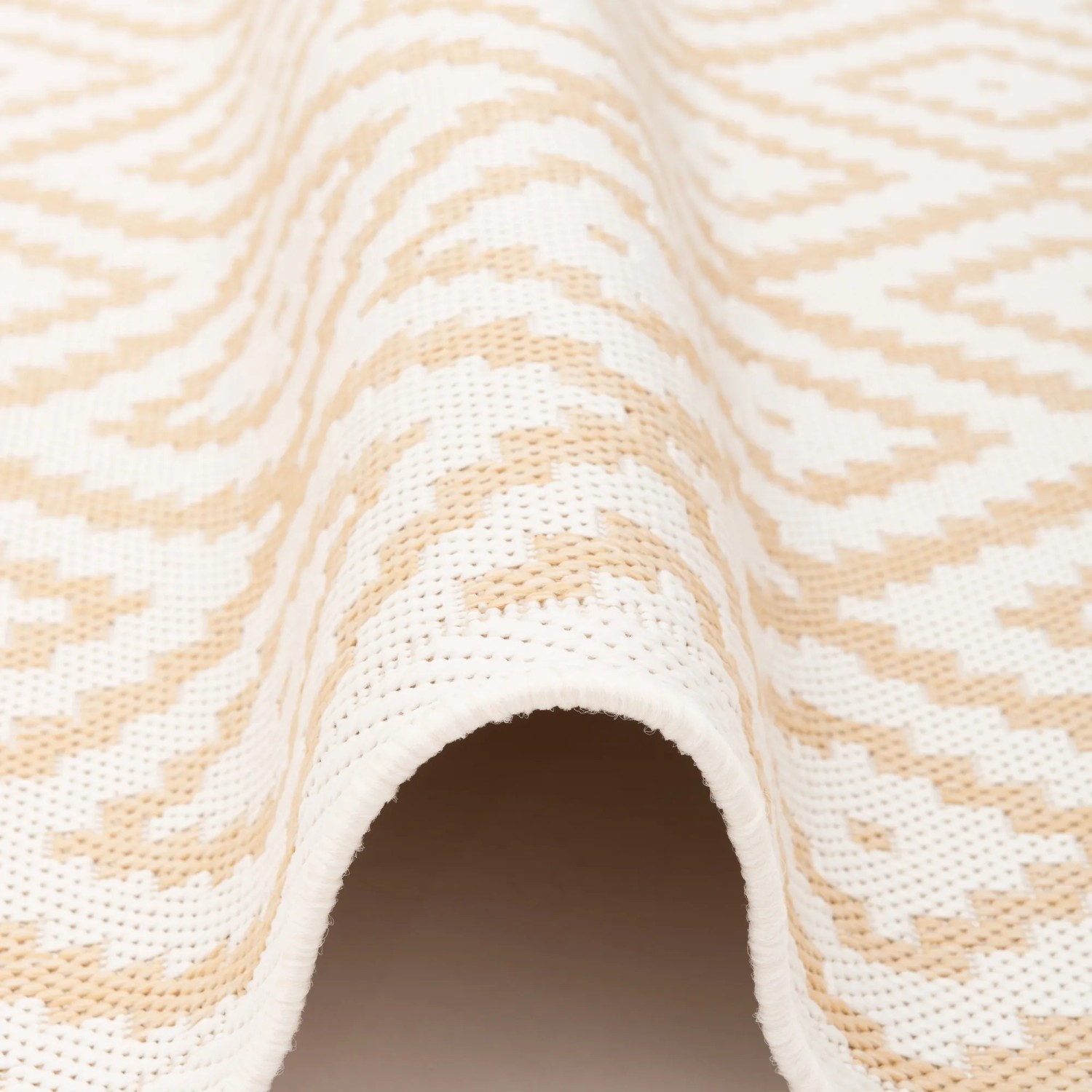 Detailansicht: Naturfarbener Pergamon In & Outdoor Teppich mit Fliesenmuster, 140x200cm.