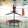 Frau springt auf orangefarbenem Salta Fitness Trampolin mit Griffstange.