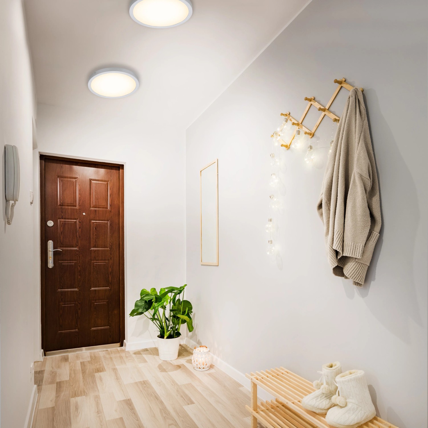 Szene mit Briloner LED Deckenleuchte, Chrom-Matt, 24,5W im Flur mit warmweisem Licht.