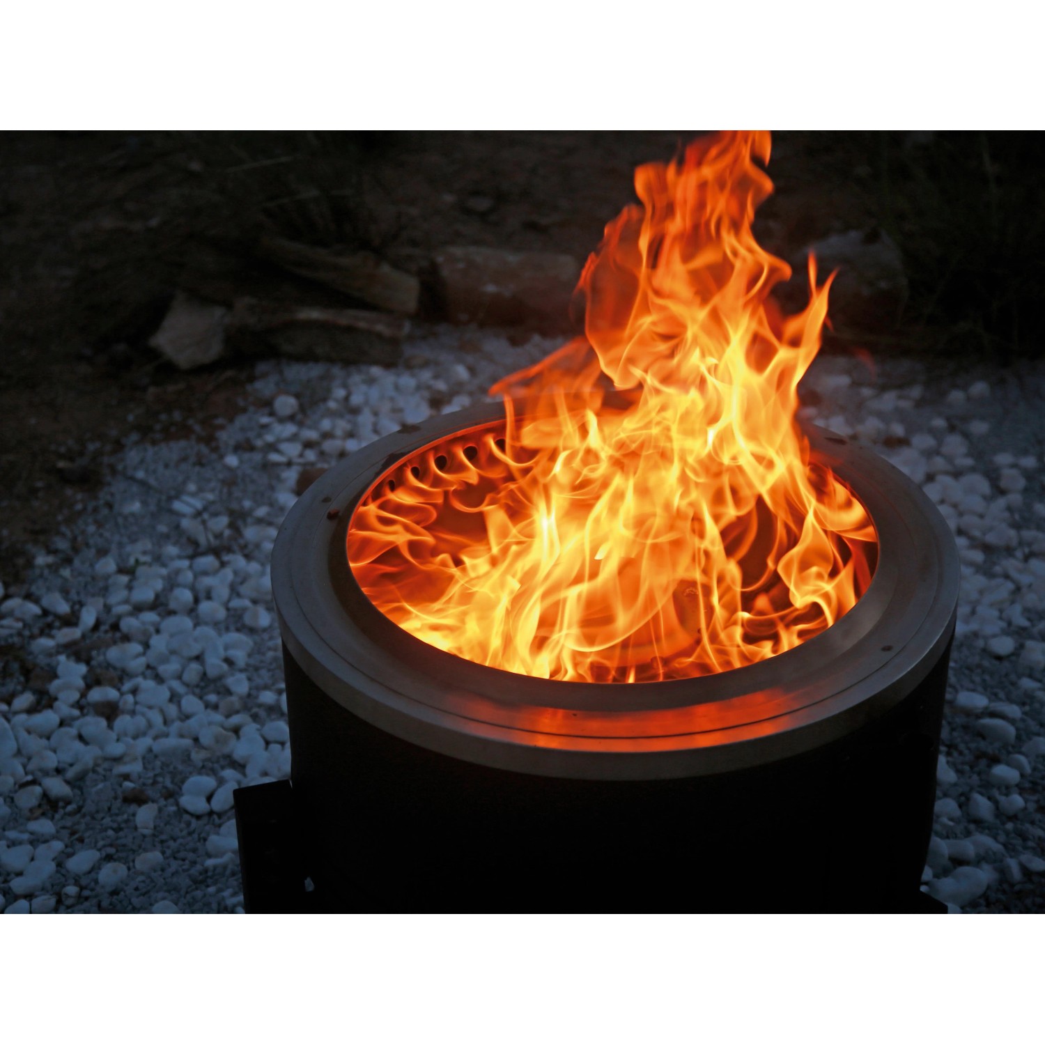 Schwarze Feuerstelle mit Grillrost und Flammen. Ideal für gemütliche Grillabende im Freien.