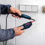 Bosch Professional GVT 1000-15 Spannungsprüfer im Einsatz an einer Wand.