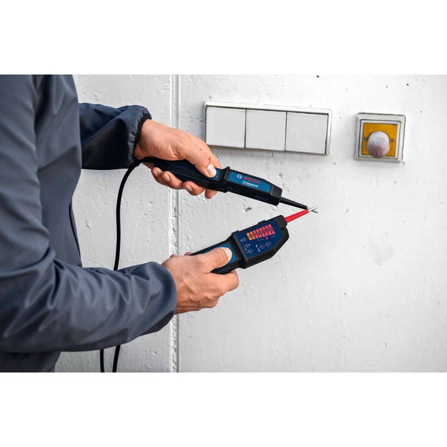 Bosch Professional GVT 1000-15 Spannungsprüfer im Einsatz an einer Wand.
