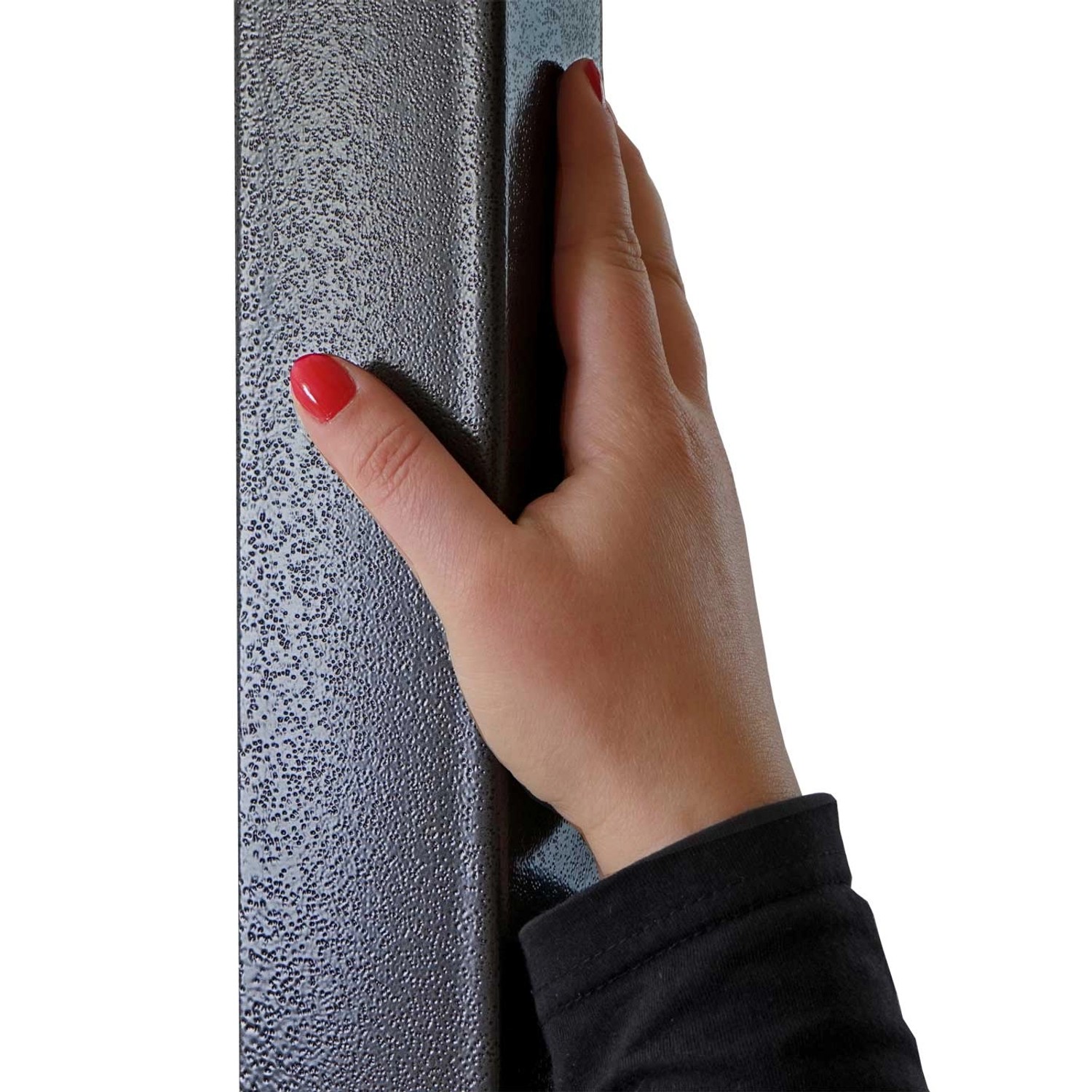 Detailaufnahme: Hand berührt Pfosten der MCW Pergola C42 in Taupe-Braun.