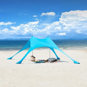 Türkisfarbenes SoBuy Strandzelt mit Alu-Stangen am Strand aufgebaut.