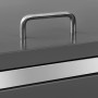 Detailansicht: Mülltonnenbox aus Edelstahl, anthrazitfarben, mit Griff am Deckel.
