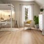 Heller Raum mit Egger Laminatboden EL2113 NatureSense Pinot Eiche Sand. Hochbett mit Schreibtisch.