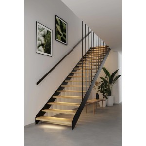 Stilvolle Holztreppe mit schwarzem Geländer, beleuchtet von Paulmann MaxLED LED-Strips unter den Stufen.