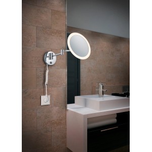 Chromfarbene Trio LED Bad-Wandleuchte View mit Spiegel und 3-fach Vergrößerung.