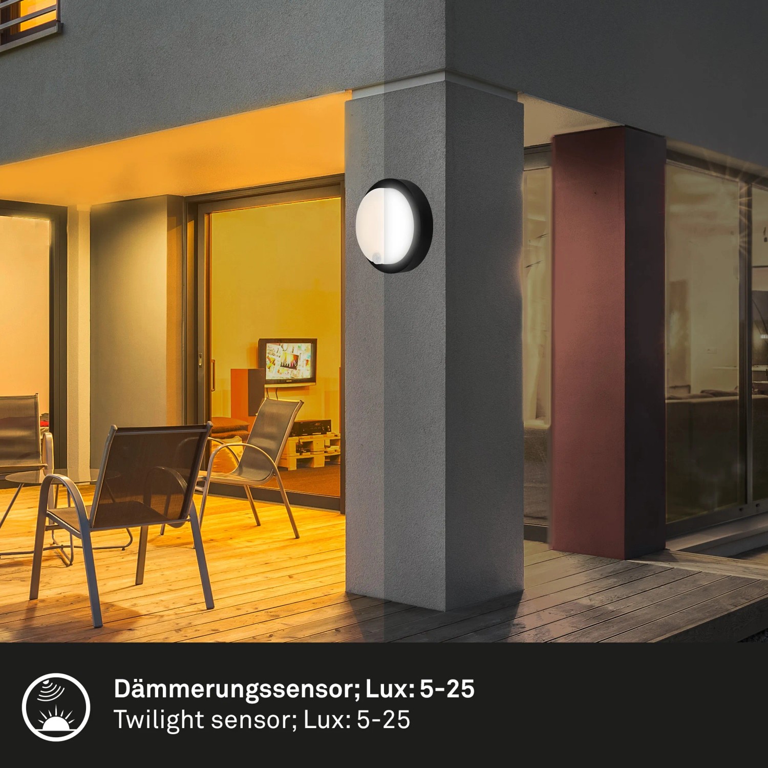 Schwarze Brilo Akku Außenwandleuchte Pula mit Bewegungsmelder an Hauswand.
