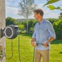 Gardena Akku-Wand-Schlauchbox PowerRoll XL mit Mann im Garten beim Bewässern.