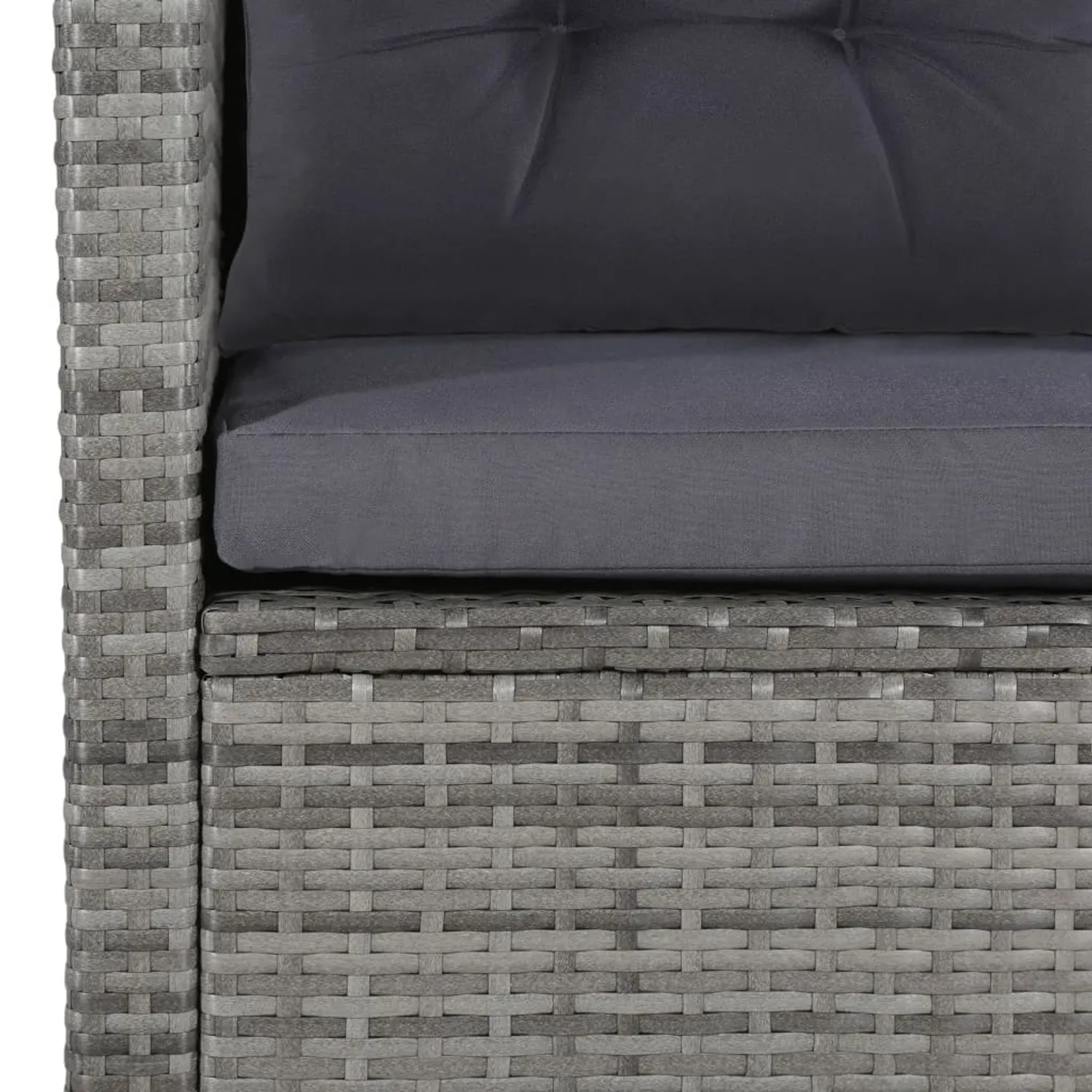 Detailansicht eines grauen Gartenmöbel-Sets aus Rattan mit dunklen Polstern.