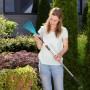 Frau montiert Gardena combisystem-Kleinbesen am Stiel im Garten.
