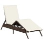 Braune Poly Rattan Sonnenliege mit cremefarbenen Auflagen, Rückenlehne verstellbar.
