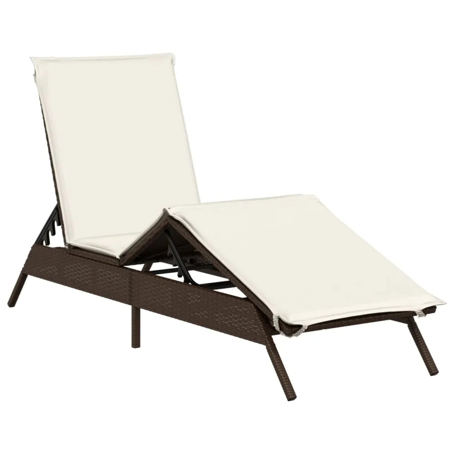 Braune Poly Rattan Sonnenliege mit cremefarbenen Auflagen, Rückenlehne verstellbar.