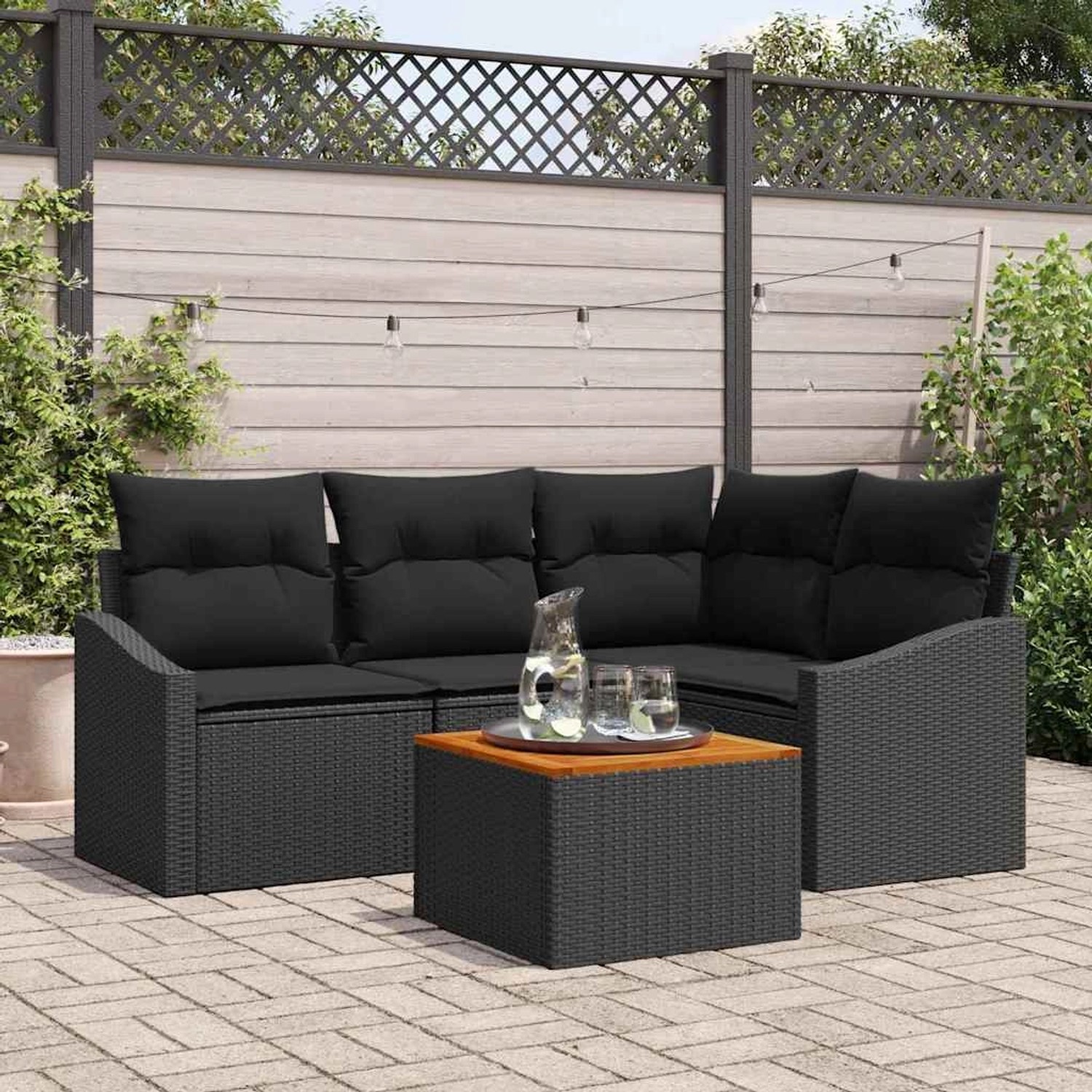Schwarzes 5-teiliges Garten-Sofa-Set aus Poly Rattan mit Kissen und Tisch.