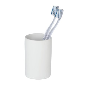 Weißer, matter Keramik Zahnputzbecher Polaris von Wenko mit zwei Zahnbürsten.