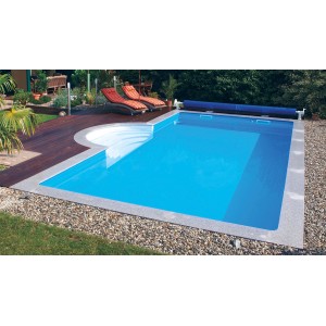 Rechteckiger Styropor Pool mit Römertreppe, Holzdeck und zwei Liegen im Garten.