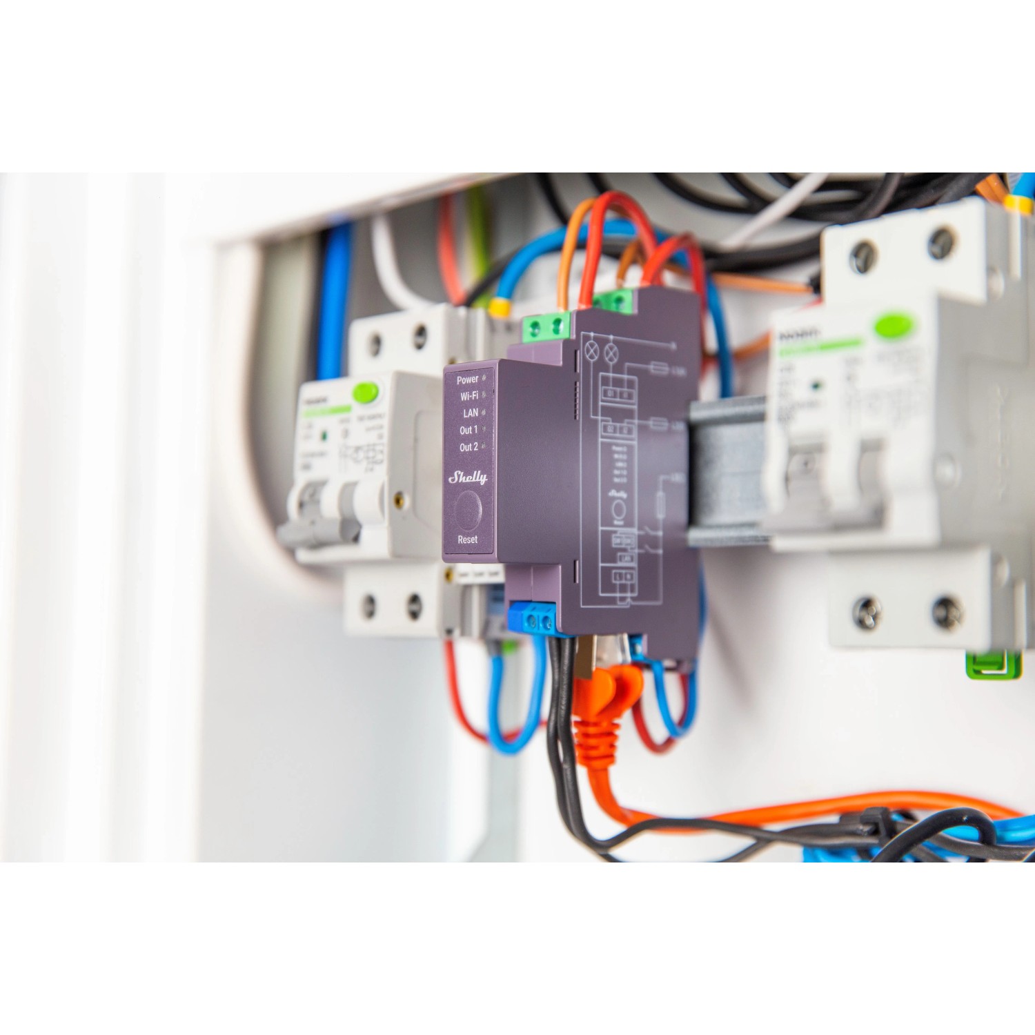 Shelly Pro 2 Relaismodul (2-Kanal, 25A) in Grau, montiert im Verteilerkasten für Hausautomation.