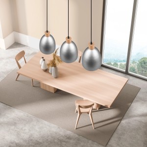 Drei Reality Jagger Pendelleuchten in Nickel Antik über Esstisch. Moderne Hängelampen im Vintage-Stil.