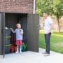 Lifetime Gartenschrank (136x70x172cm) mit geöffneten Türen, gefüllt mit Gartenzubehör und Spielzeug.