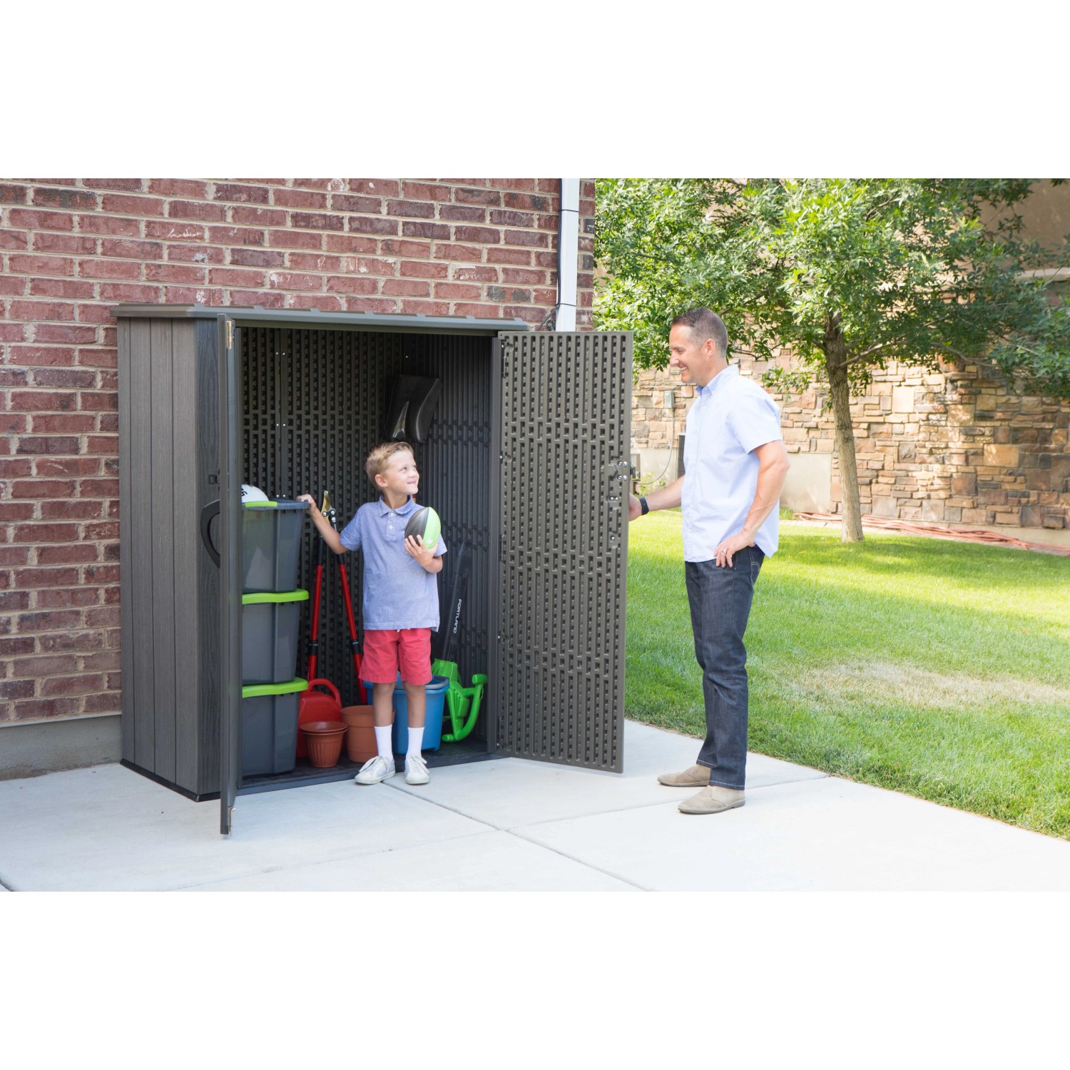 Lifetime Gartenschrank (136x70x172cm) mit geöffneten Türen, gefüllt mit Gartenzubehör und Spielzeug.