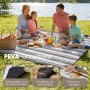 Familie auf braun gestreifter Sekey Picknickdecke 200x200 cm im Grünen.