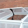 Detailaufnahme: Weißes Palram Canopia Gewächshaus Sun Room mit geöffnetem Dachfenster.