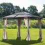 Anthrazitfarbener Garden Pleasure Pavillon Napa mit creme-farbenen Vorhängen im Garten.
