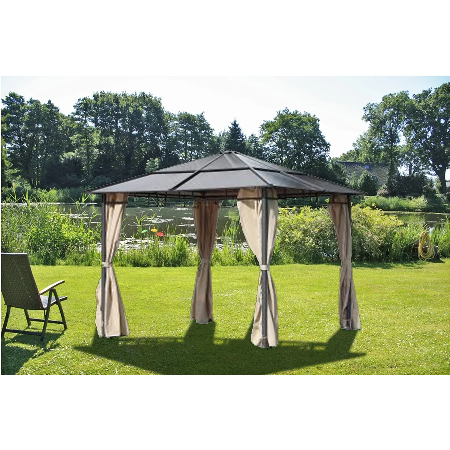 Anthrazitfarbener Garden Pleasure Pavillon Napa mit creme-farbenen Vorhängen im Garten.