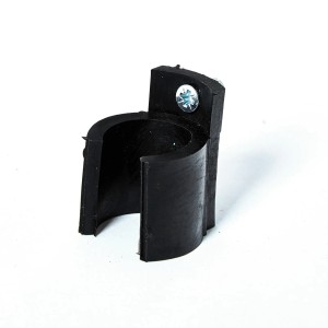 Schwarze Halterung für Ausgießer von 5L Kraftstoffkanister aus Metall.