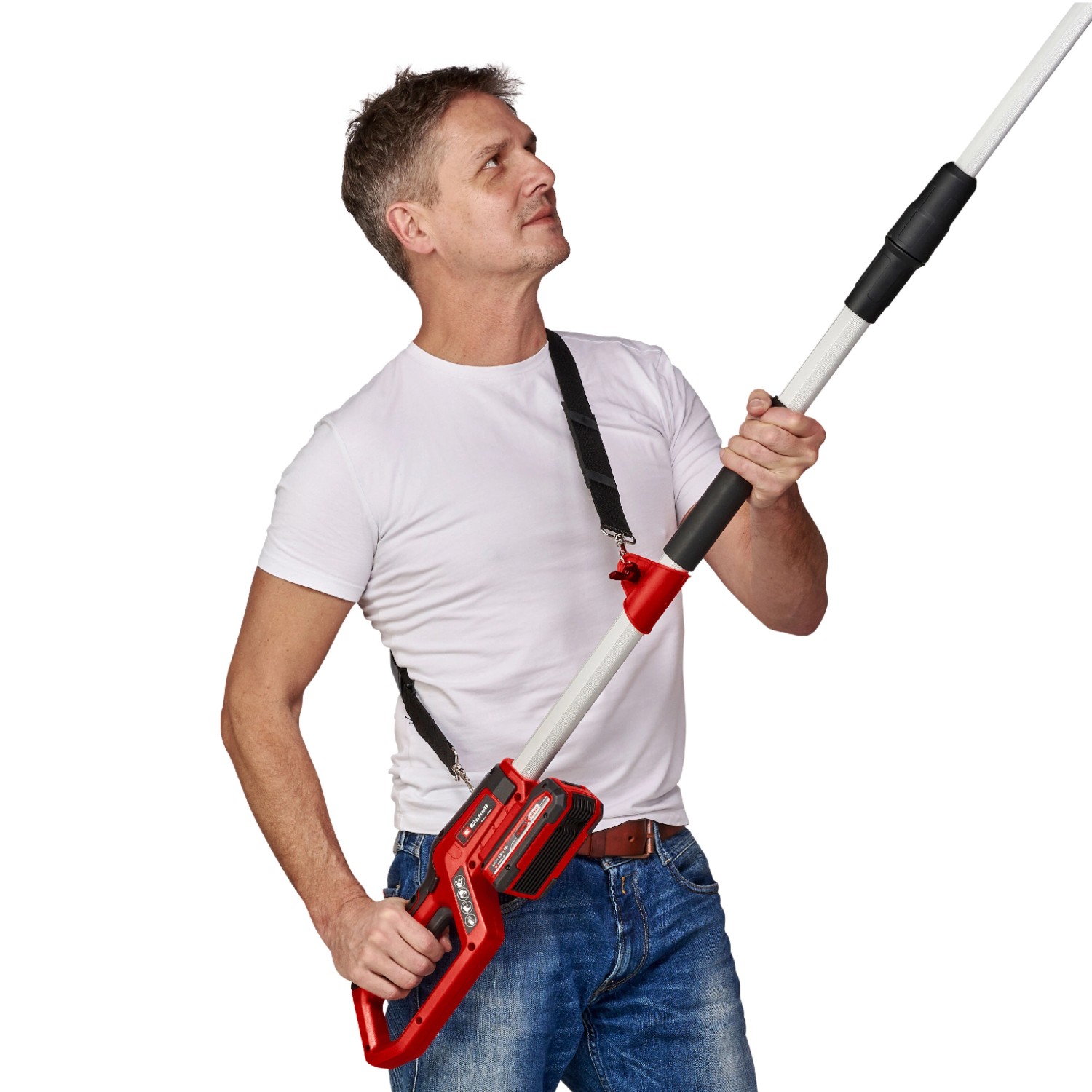 Einhell Akku-Hochentaster GC-LC 18/20 Li T-Solo mit Tragegurt im Einsatz.