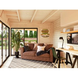 Innenansicht: Palmako Holz-Gartenhaus mit Pultdach, eingerichtet als Wohnraum mit Sofa und Schreibtisch.