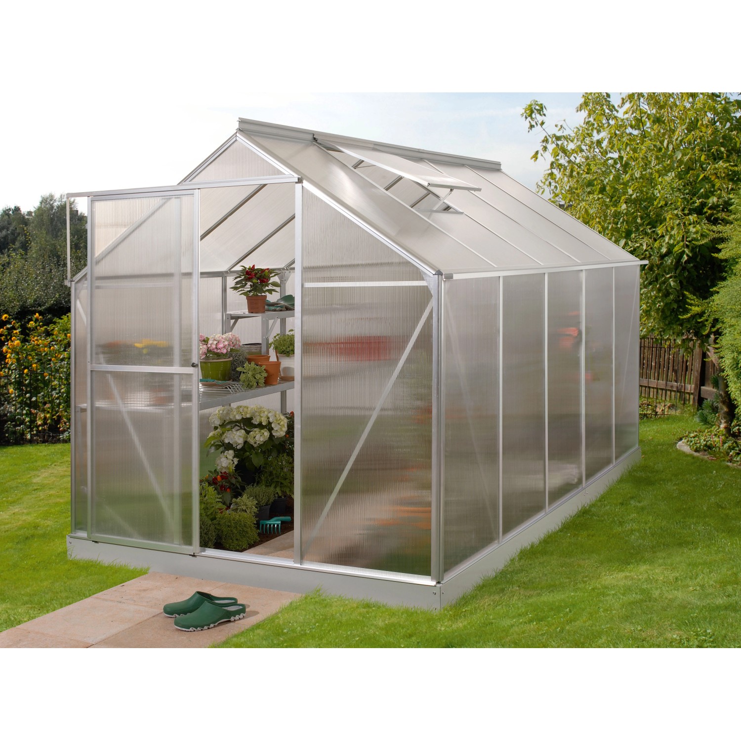 Gewächshaus Triton 6200 mit Alu-Rahmen, Hohlkammerplatten und Stahlfundament im Garten.