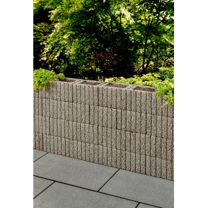 Graue Kann Pflanzsteine Mini als kleine Mauer mit Bepflanzung.