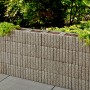Graue Kann Pflanzsteine Mini als kleine Mauer mit Bepflanzung.