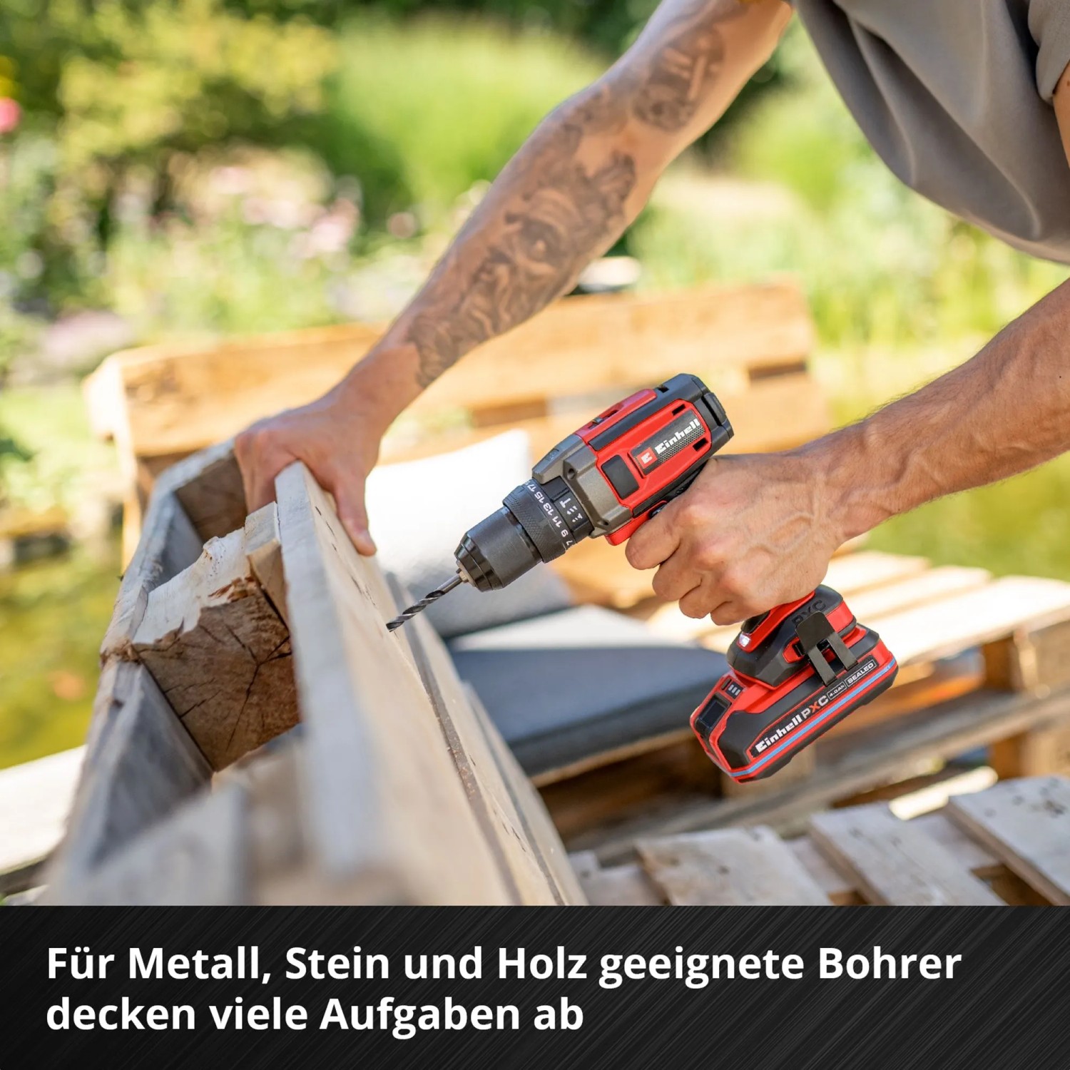 Einhell Akku-Bohrschrauber im Einsatz, Teil des 78-teiligen Werkzeugkoffer Renovierungs-Sets.