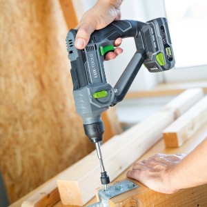 LUX Akku-Bohrhammer A-BH-20 beim Schrauben in Holz. Der Bohrhammer ist grau und schwarz.