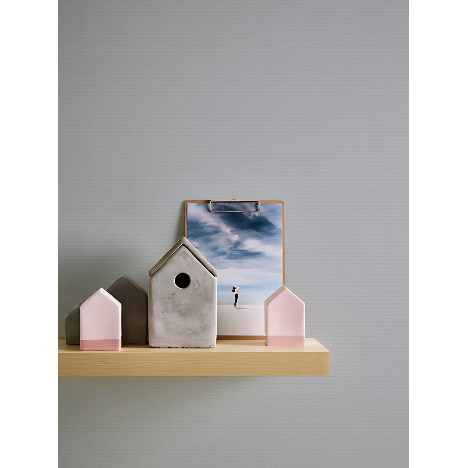 Graue Glitzer-Tapete Uni von PROFHOME auf Wand mit Deko-Elementen.