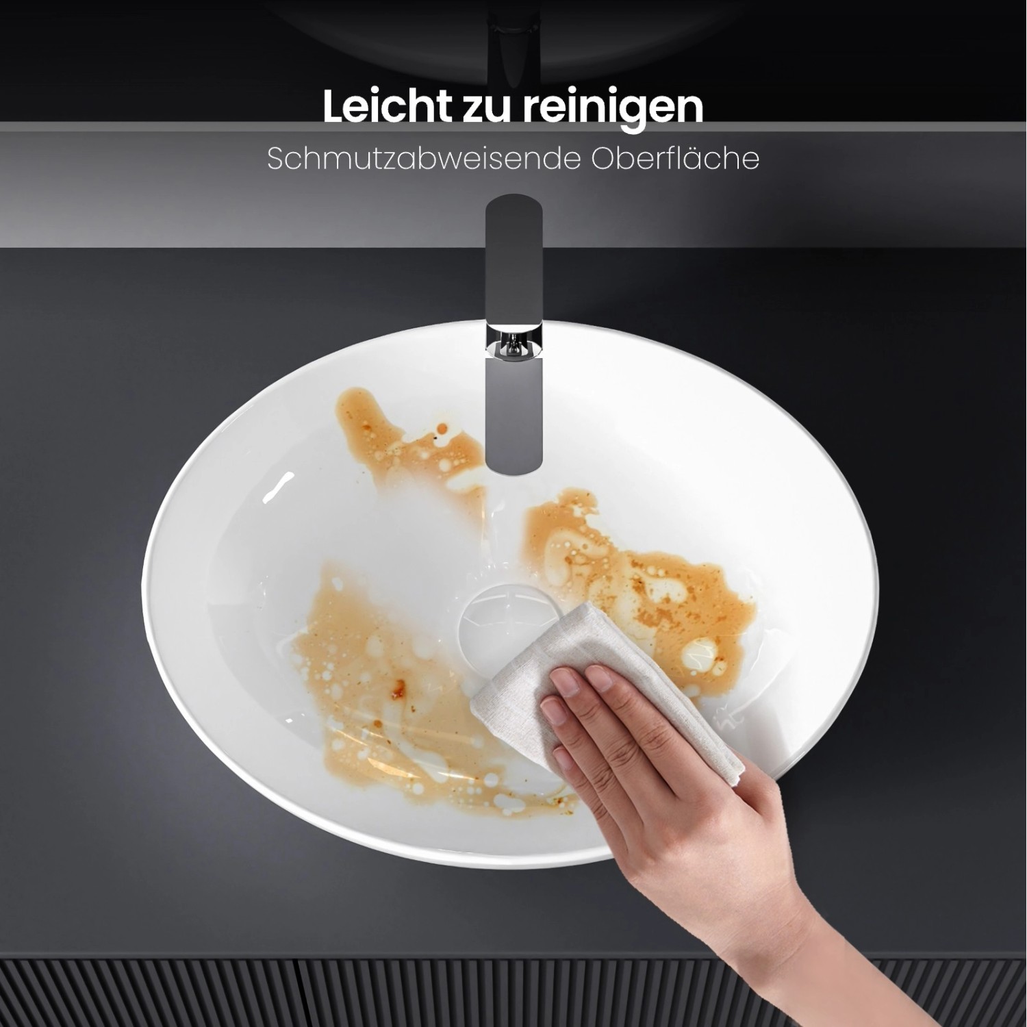 Reinigung eines weißen, ovalen Emke Handwaschbeckens aus Keramik mit glänzender Oberfläche.