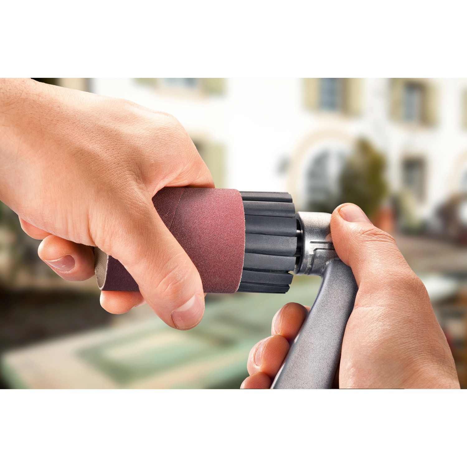 Bosch Texoro Schleifroller mit Schleifaufsatz in Verwendung.